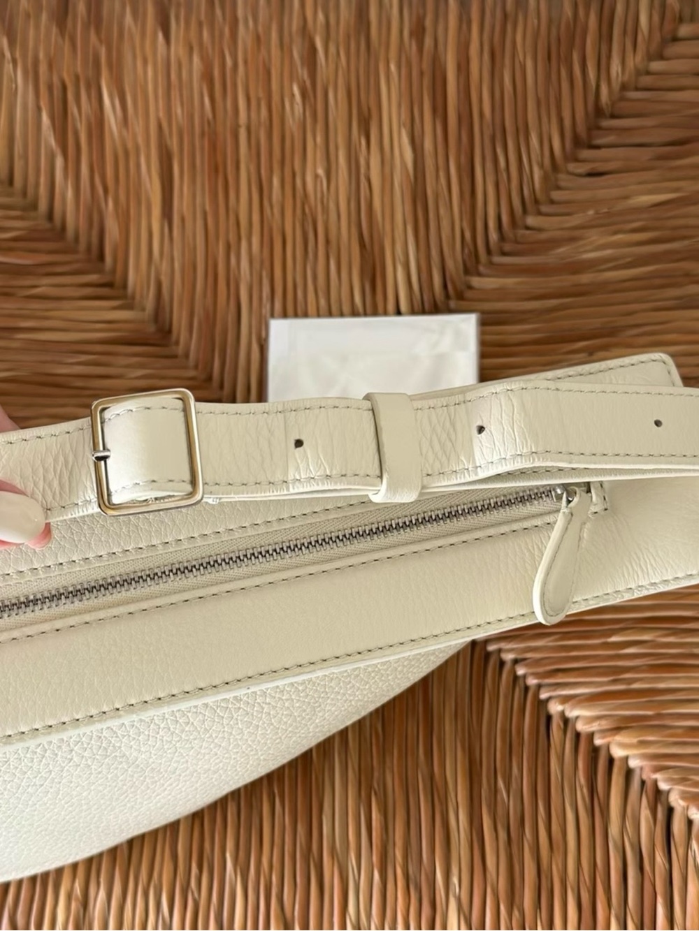 Auth The Row Slouchy Banana Bag Small Cream Leather Crossbody Bag - Picture 9 of 11